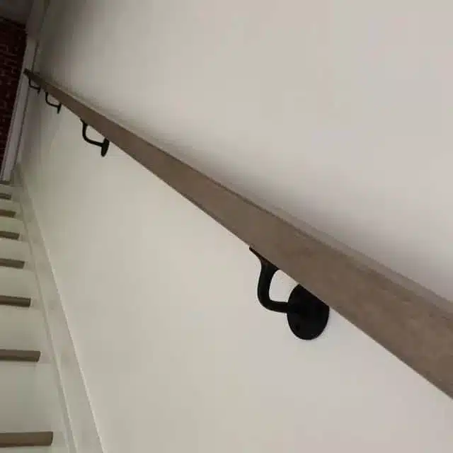 Black_handrail_bracket