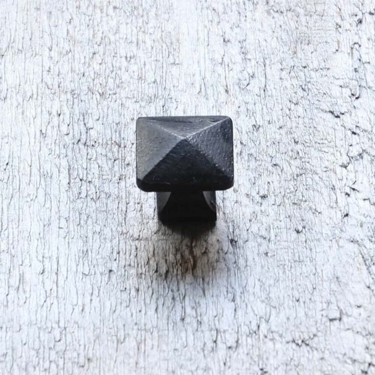 thumb-0-bouton-en-fonte-pyramide-noir-fonte-404.jpg