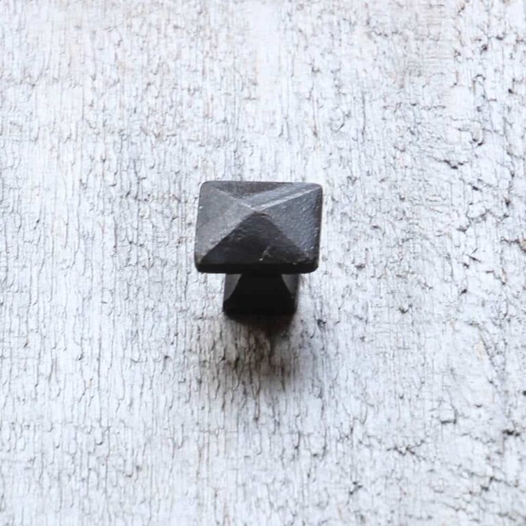 thumb-0-bouton-pyramide-fer-antique-fer-antique-fonte-1748.jpg