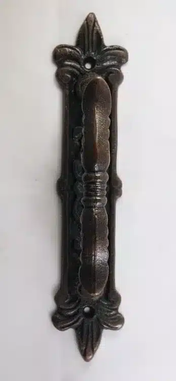 thumb-1-poignee-victorienne-sur-plaque-cuivre-antique-fonte-1400.JPG