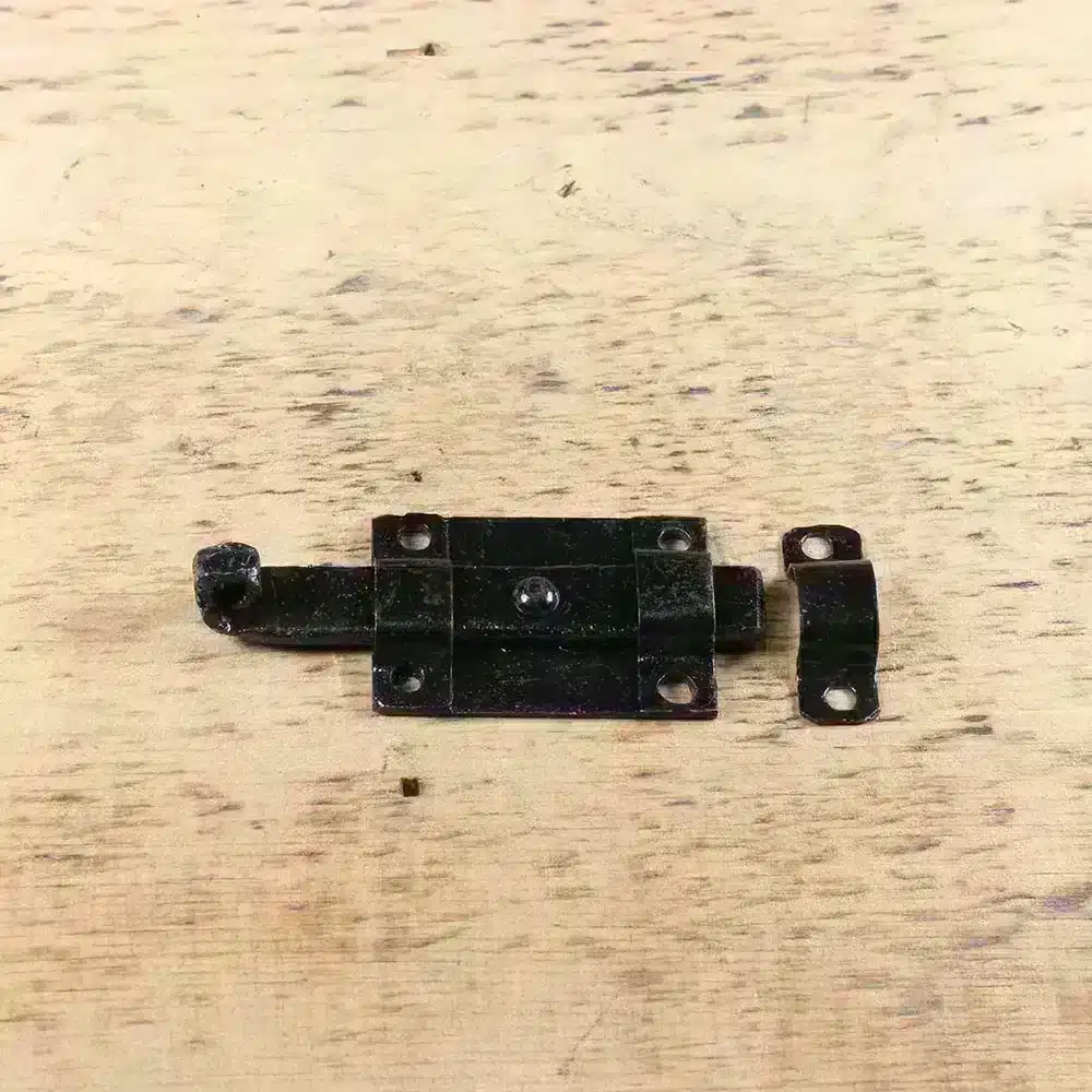 Black_wrought_iron_furniture_latch